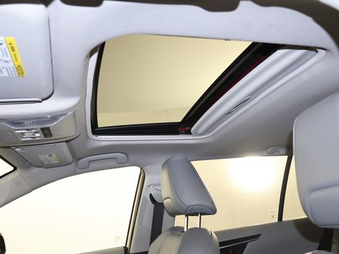 Used 2022 Toyota RAV4 XLE Premium image 42