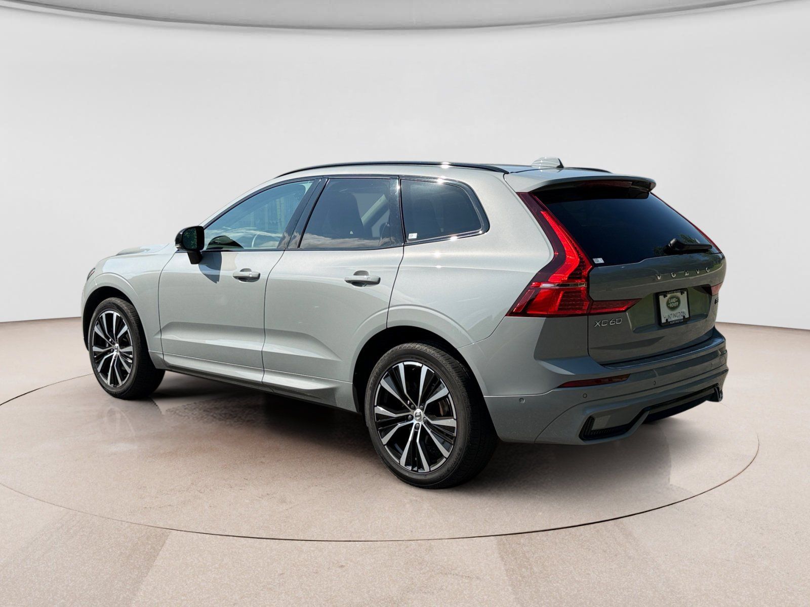 Used 2024 Volvo XC60 B5 Plus w/ Protection Package Premier AWD/4WD image 3