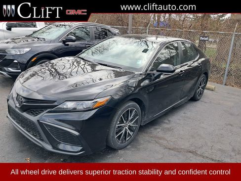 Used 2024 Toyota Camry SE image 1