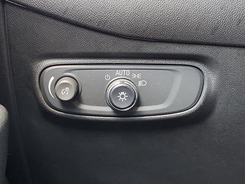 Used 2022 Chevrolet Equinox LS w/ LS Convenience Package FWD image 21