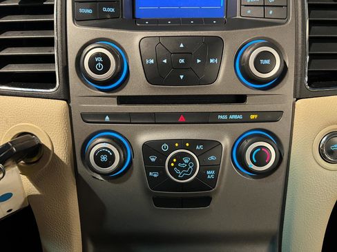 Used 2015 Ford Taurus SE image 19