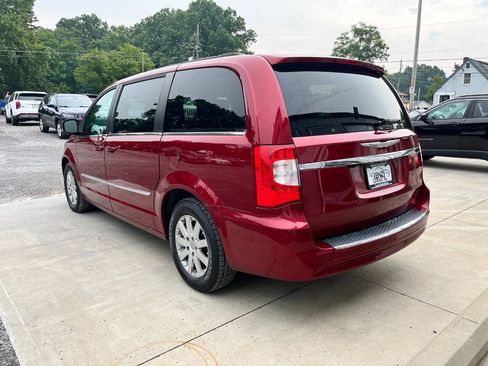 Used 2011 Chrysler Town & Country Touring-L FWD image 5