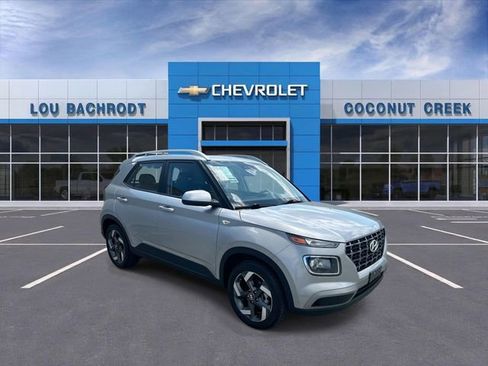 Used 2025 Hyundai Venue SEL FWD image 2