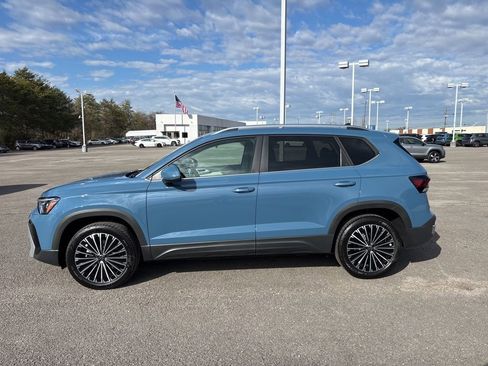 New 2026 Volkswagen Taos SE image 3