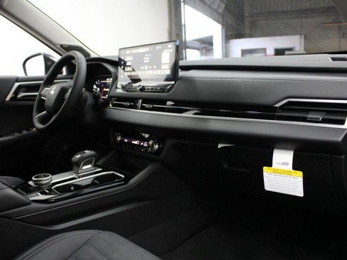 New 2026 Mitsubishi Outlander SE image 17