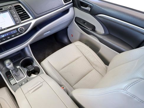 Used 2018 Toyota Highlander Limited Platinum FWD image 18