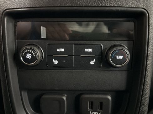 Used 2019 Buick Envision Essence FWD image 39