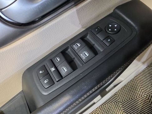 Used 2022 Chrysler Pacifica Touring-L FWD image 15