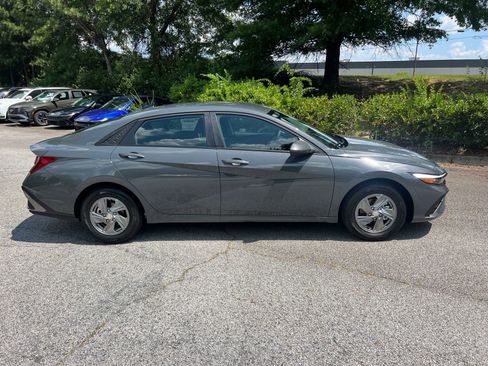 Used 2025 Hyundai Elantra SE image 4