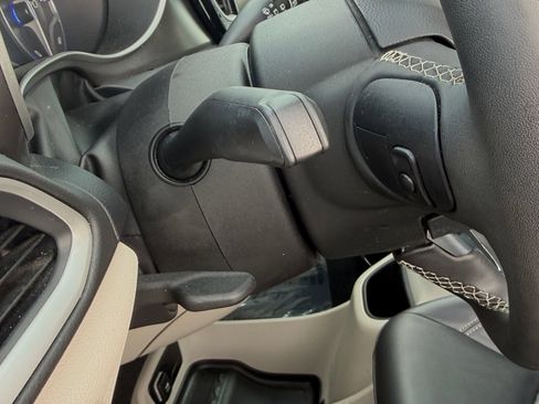 Used 2024 Chrysler Pacifica Touring-L FWD image 26