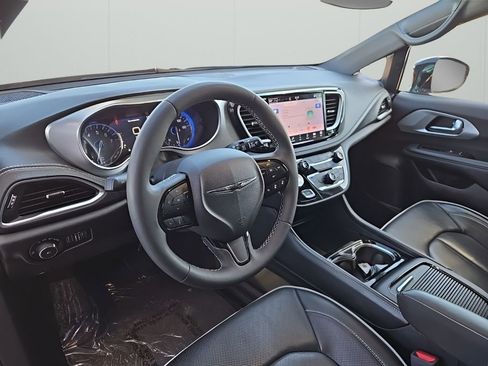 Used 2025 Chrysler Pacifica Limited FWD image 26
