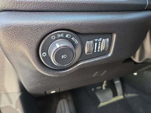 Used 2023 Chrysler Pacifica Touring-L w/ Uconnect Theater Family Group AWD/4WD image 11