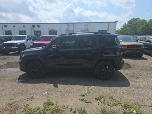 Used 2022 Jeep Renegade Altitude w/ Convenience Group AWD/4WD image 4