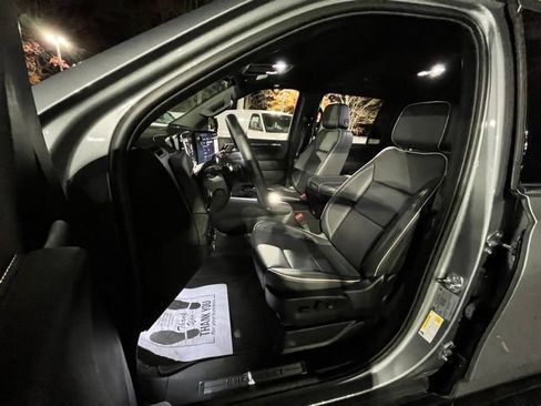 Used 2025 Chevrolet Suburban Premier AWD/4WD image 17