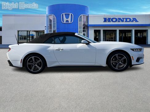 Used 2024 Ford Mustang Convertible image 8