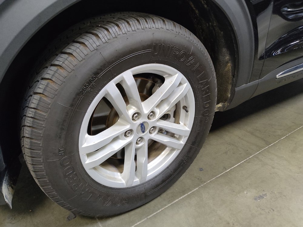 Used 2024 Ford Explorer XLT w/ Equipment Group 202A AWD/4WD image 31