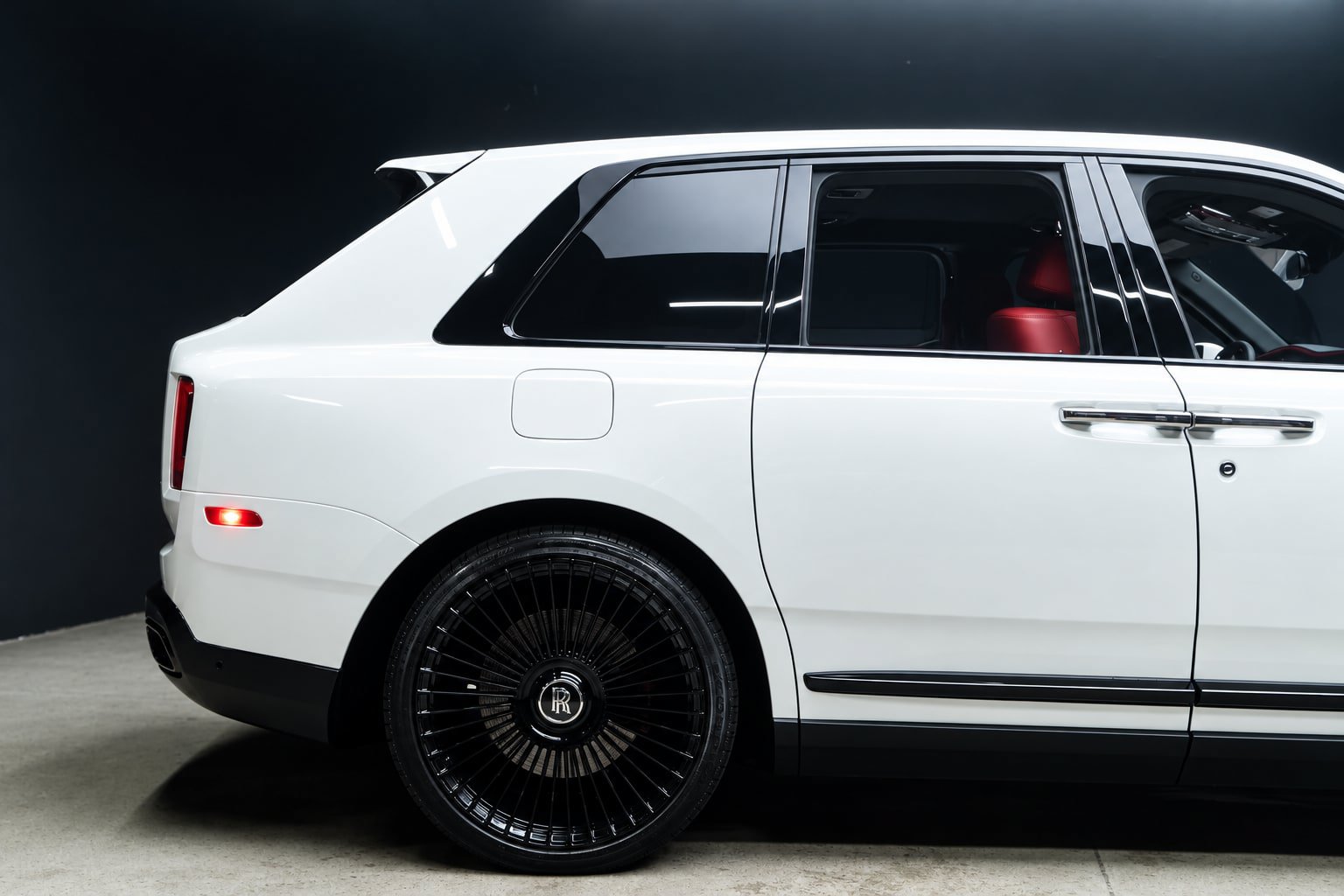 Used 2023 Rolls-Royce Cullinan Black Badge AWD/4WD image 9