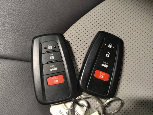 Used 2020 Toyota Camry XLE w/ Carpet Mat Package image 32