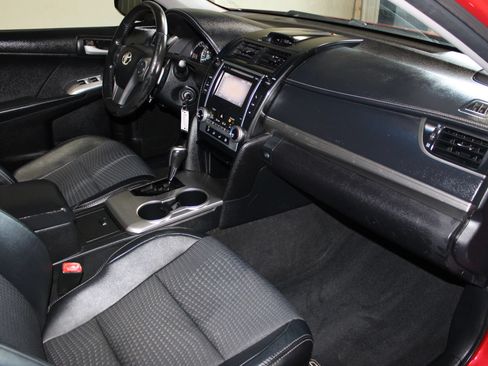 Used 2012 Toyota Camry SE FWD image 25