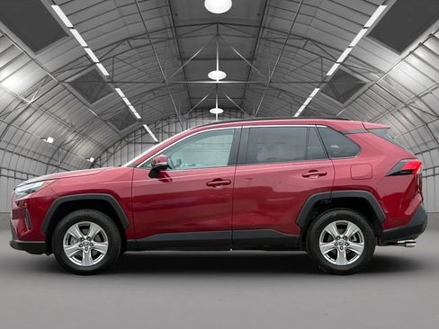 Used 2022 Toyota RAV4 XLE w/ Convenience Package FWD image 4