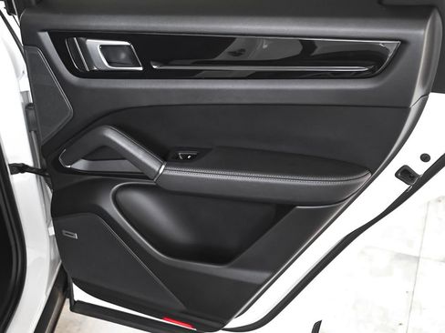 Used 2022 Porsche Cayenne Coupe image 15