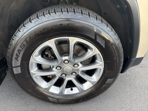 Used 2014 Jeep Grand Cherokee Limited image 32