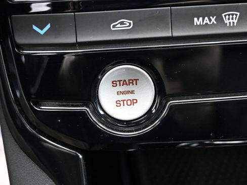 Used 2017 Jaguar XE Premium image 34