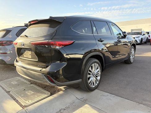 Used 2023 Toyota Highlander Platinum FWD image 6