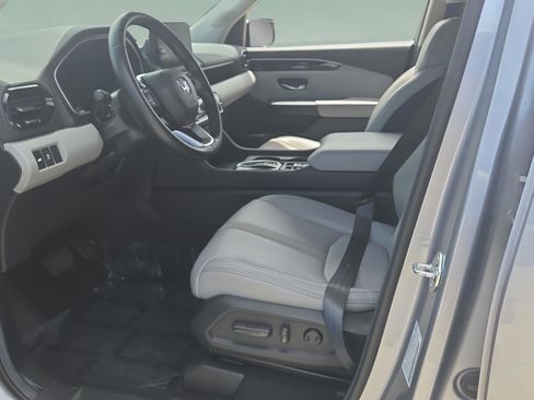 Used 2025 Honda Pilot EX-L image 9