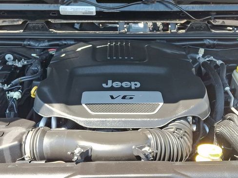 Used 2017 Jeep Wrangler Unlimited Sahara AWD/4WD image 27