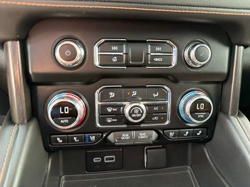 Used 2024 GMC Yukon XL AT4 w/ Technology Package AWD/4WD image 12