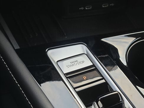 Used 2025 Volkswagen Atlas SE FWD image 19