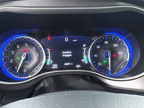 Used 2024 Chrysler Pacifica Touring-L FWD image 23