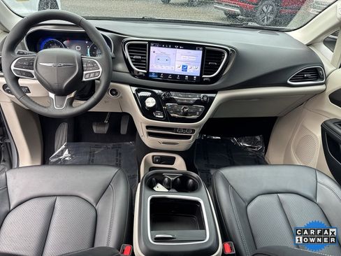 Used 2024 Chrysler Pacifica Touring-L image 44