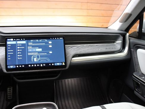 Used 2023 Rivian R1T Adventure image 19