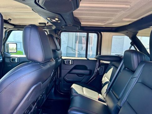 Used 2019 Jeep Wrangler Unlimited Rubicon w/ LED Lighting Group AWD/4WD image 12