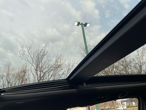 Used 2020 Chrysler Pacifica Limited w/ Tire & Wheel Group image 10