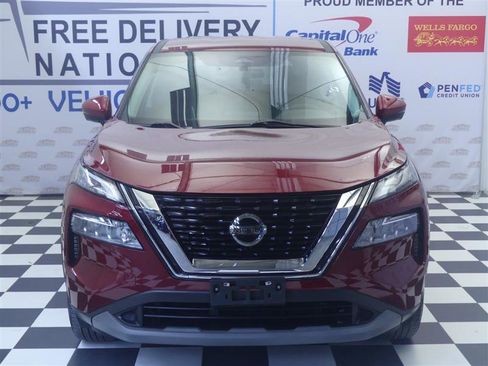 Used 2021 Nissan Rogue SV image 2