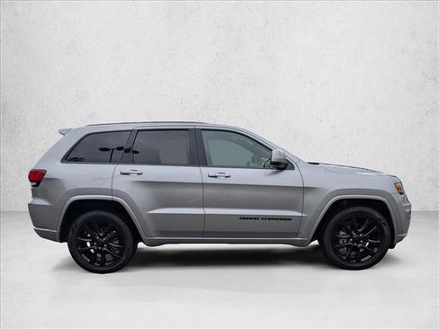 Used 2018 Jeep Grand Cherokee Altitude image 4