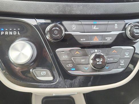 Used 2022 Chrysler Pacifica Touring-L image 36