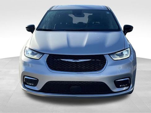 Used 2024 Chrysler Pacifica Touring-L image 2