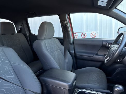 Used 2016 Toyota Tacoma TRD Sport image 34