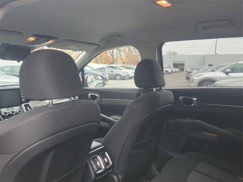 Used 2023 Kia Sorento LX image 15