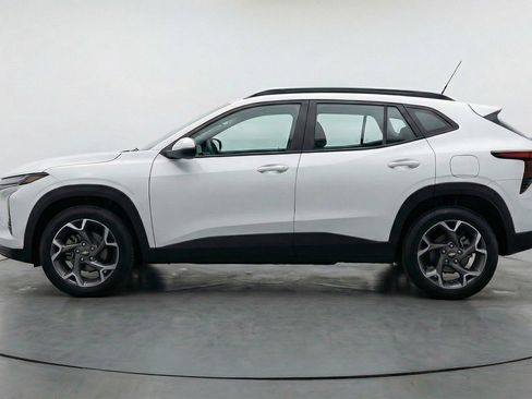 Used 2025 Chevrolet Trax LT w/ LT Convenience Package image 5