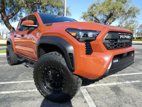 Used 2025 Toyota Tacoma TRD Off-Road w/ TRD Off Road Premium Package image 5