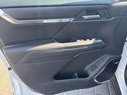 Used 2025 GMC Acadia Elevation image 10