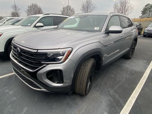 Used 2025 Volkswagen Atlas Cross Sport SE w/ Black Wheel Package image 9