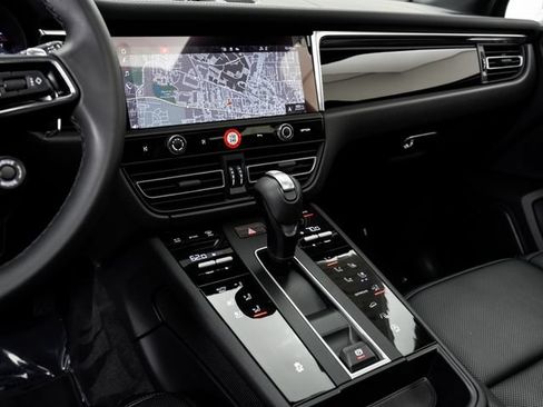 Certified 2026 Porsche Macan AWD/4WD image 18