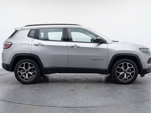 Used 2025 Jeep Compass Limited AWD/4WD image 11