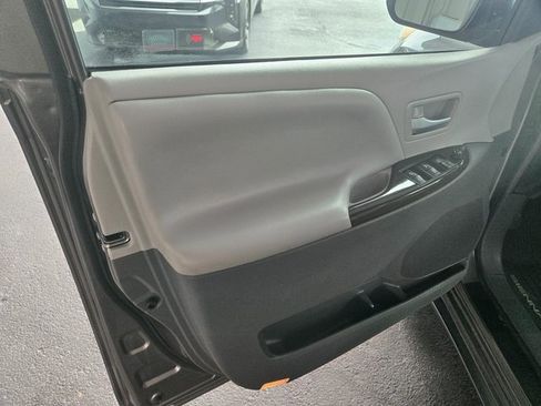 Used 2017 Toyota Sienna XLE image 24